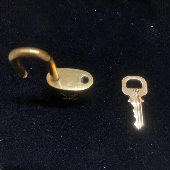 Louis Vuitton Speedy Duffle Epi Speedy 30 with 315 Louis Vuitton Lock & Key - Picture 16 of 16